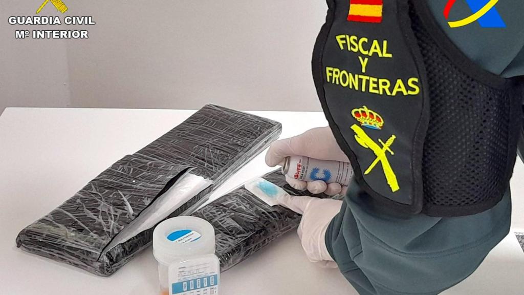 Las planchas de cocaína encontradas en el doble fondo de la maleta con destino Alicante.