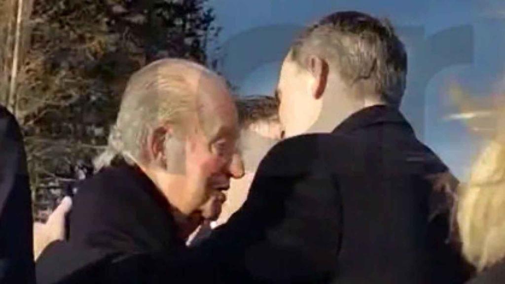 Felipe VI junto a su padre en el funeral de Constantino de Grecia.