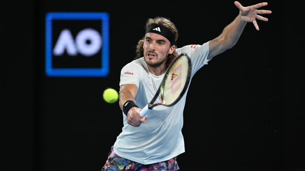 Stefanos Tsitsipas recepciona un saque de un rival en Australia