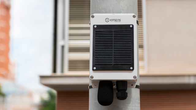 Nuevo dispositivo de IoTsens instalado en una ciudad. Combina la medición de la calidad del aire con la medición del nivel de sonido.