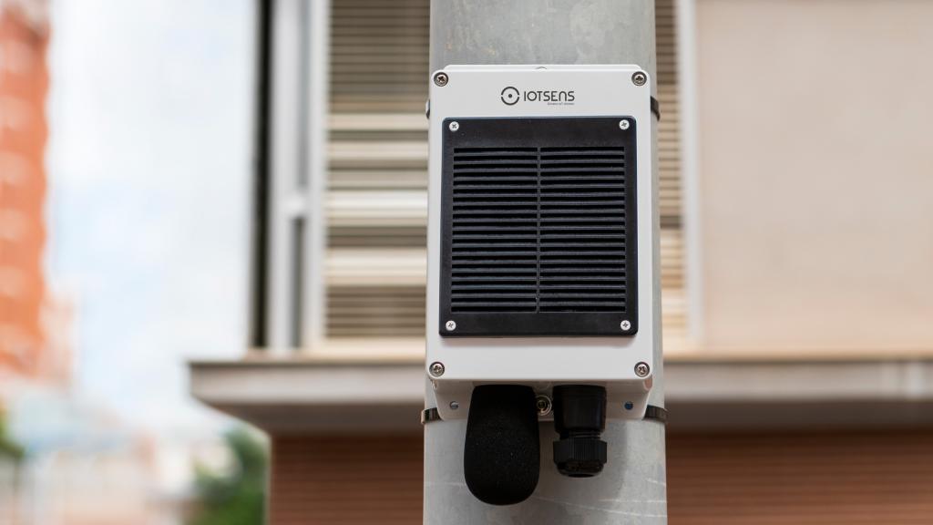Un sensor para medir la calidad del aire y el nivel acústico instalado en una ciudad.