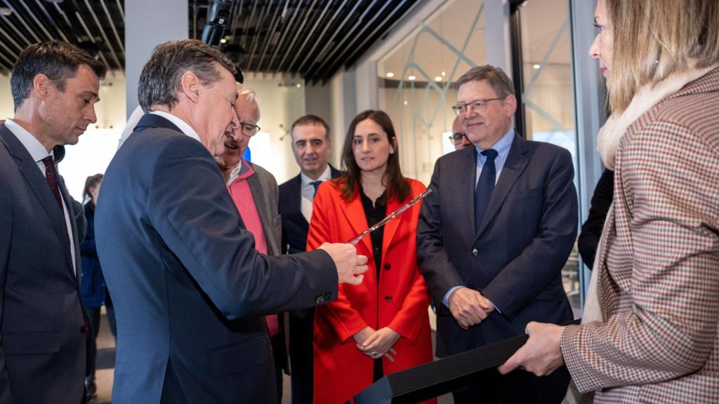 El presidente de Agbar, Ángel Simón, junto a las autoridades en la presentación de Dinapsis Valencia. EE