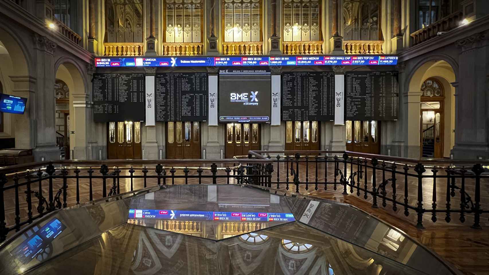 Una pantalla del interior del Palacio de la Bolsa de Madrid muestra el logo de BME.