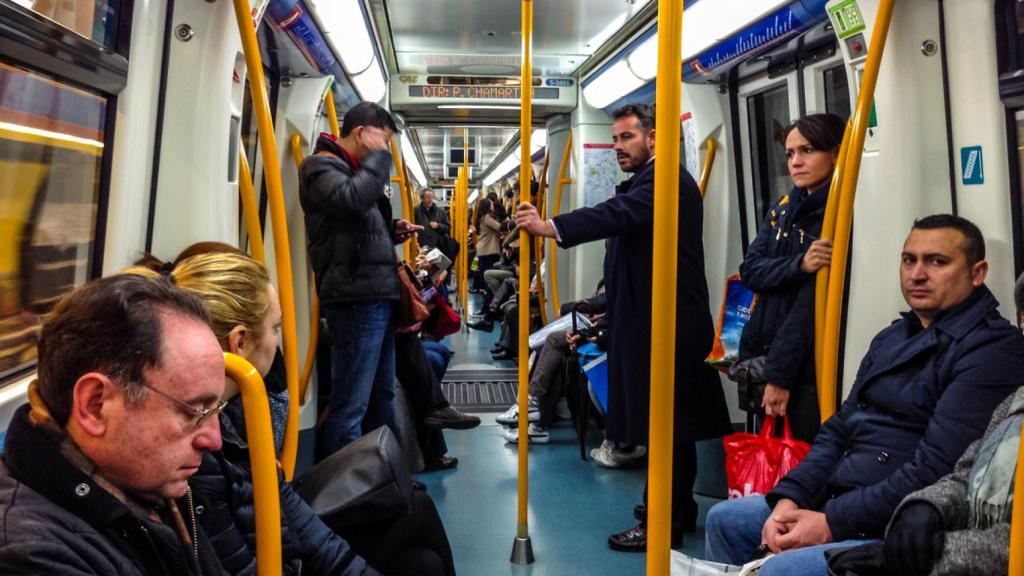 Usuarios dentro del Metro de Madrid.