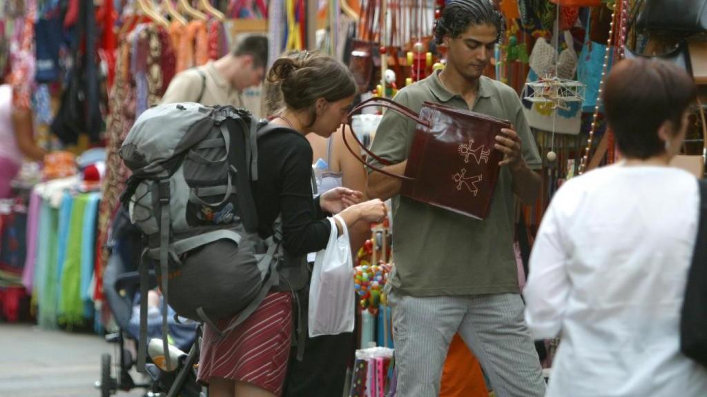 Peregrinos comprando en el mercado hippy.