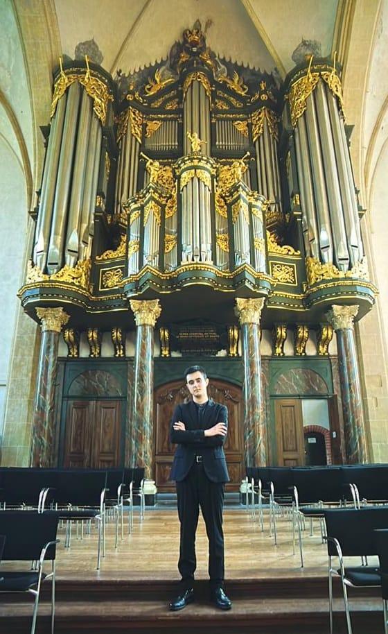 El mugardés ante uno de los más destacados órganos de Europa. en la iglesia de San Martín, Groningen.