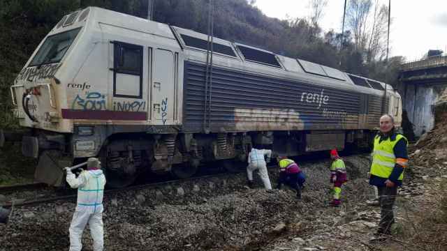 Labores de encarrilamiento de la locomotora del tren accidentado en Lalín.