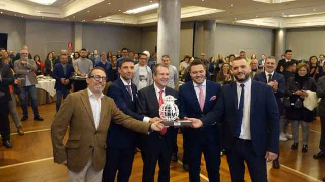 Abel Caballero recoge la figura de muñeco de nieve de manos de los representantes de los hosteleros y comerciantes de Vigo.