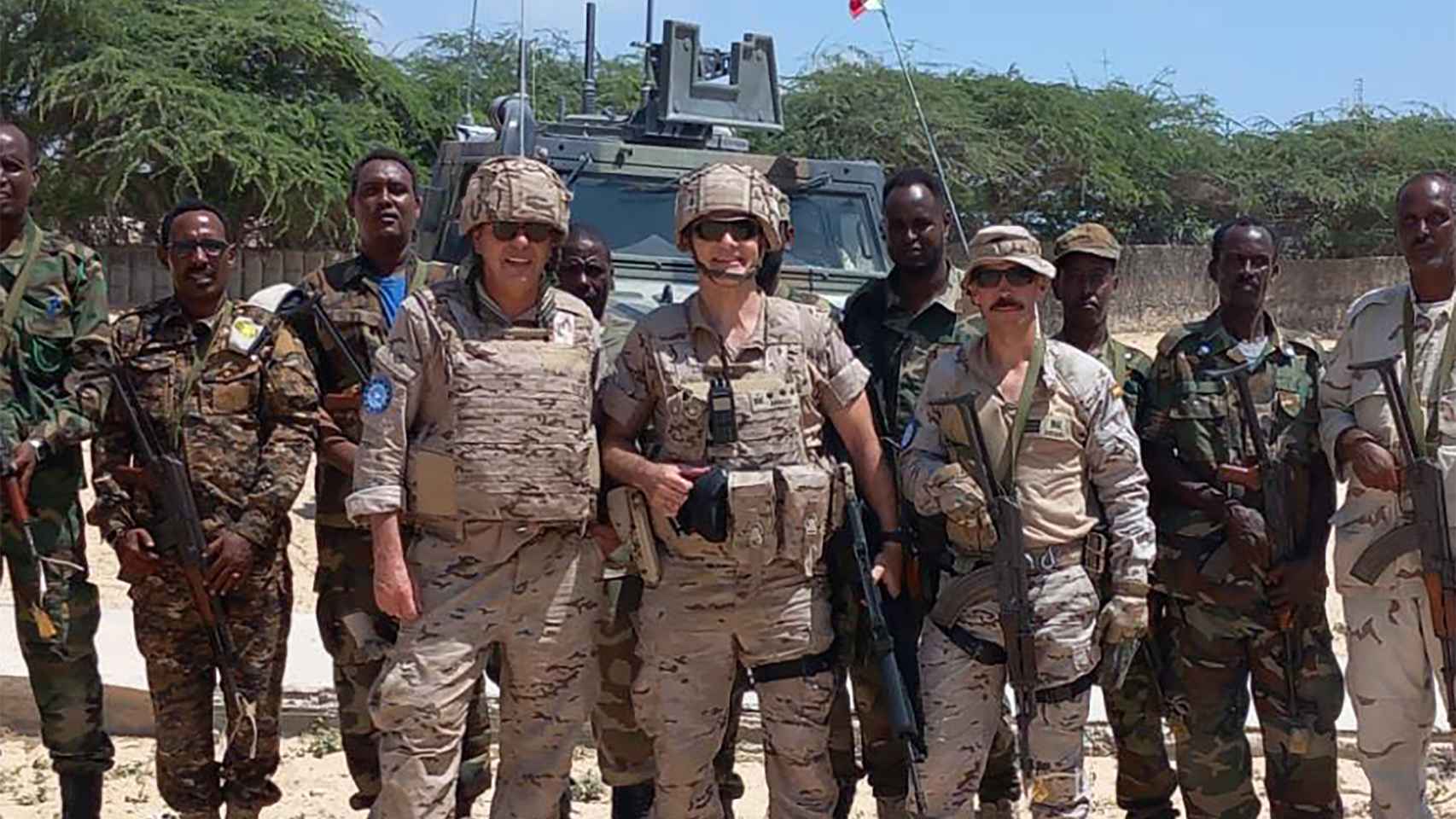 Ferrer Dalmau con el contingente español y soldados somalíes en Mogadiscio.