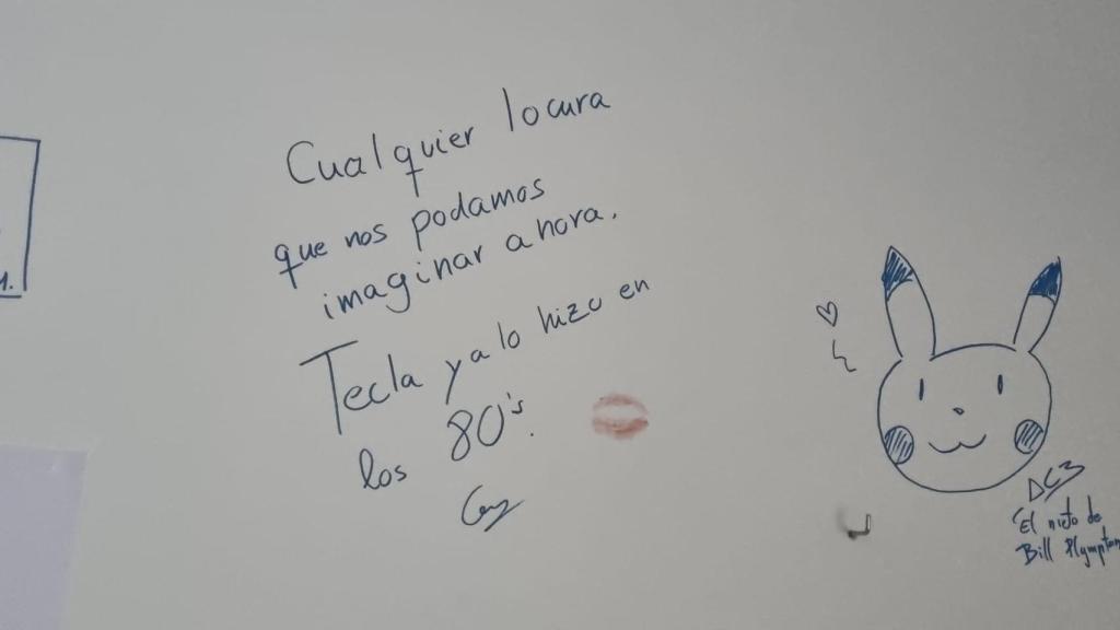 Dedicatoria en la pared del despacho de Tecla Lumbreras.