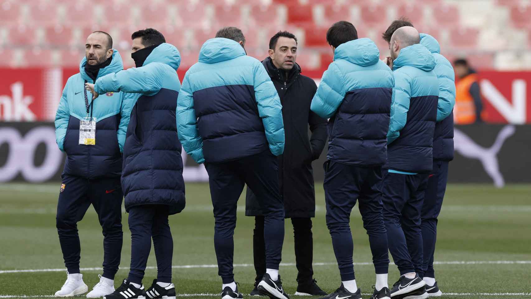 Xavi Hernández, rodeado de su cuerpo técnico en el FC Barcelona