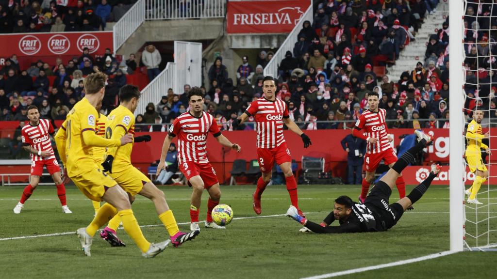 Pedri, batiendo a Gazzaniga para poner por delante al Barça ante el Girona