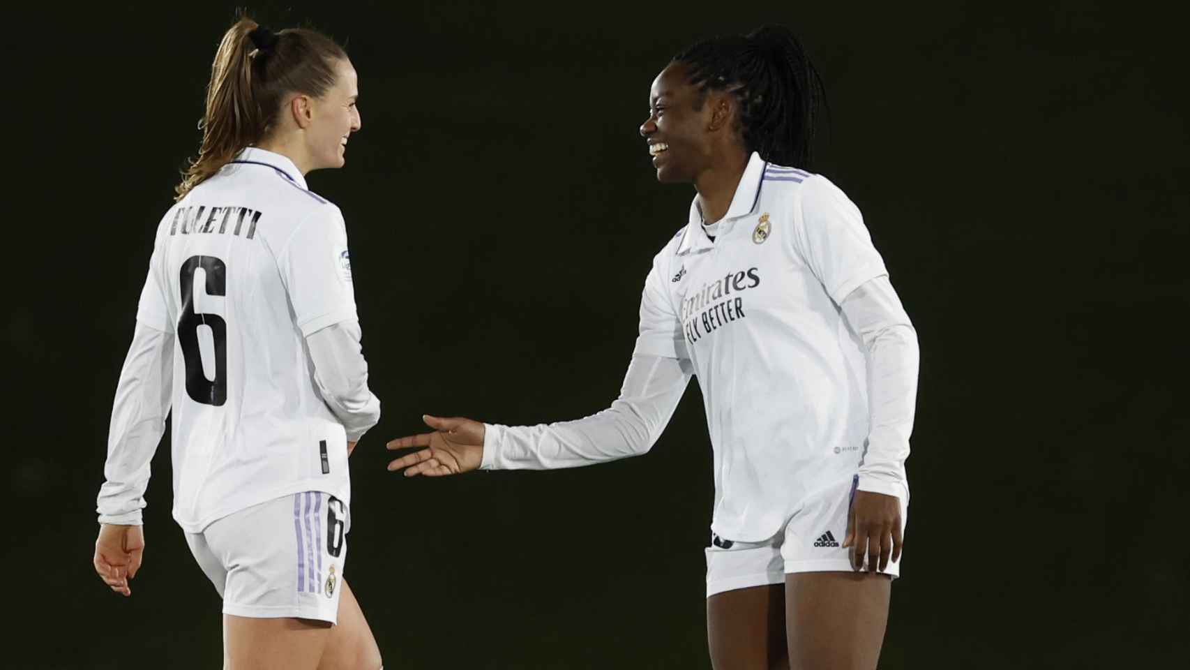 Naomie Feller, celebrando su gol con el Real Madrid Femenino con Sandie Toletti