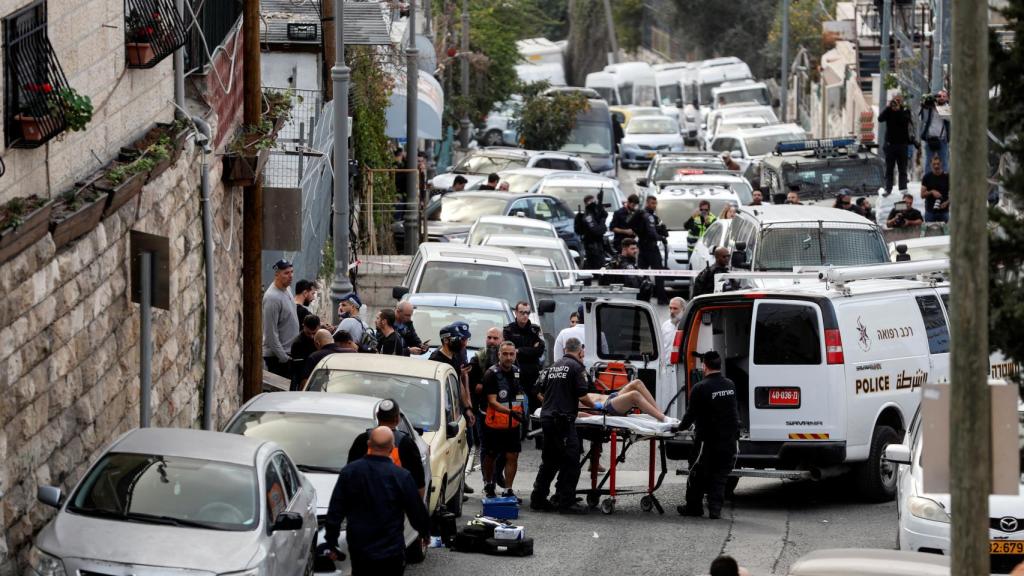 La Policía y las ambulancias atienden a los heridos en el lugar de los hechos