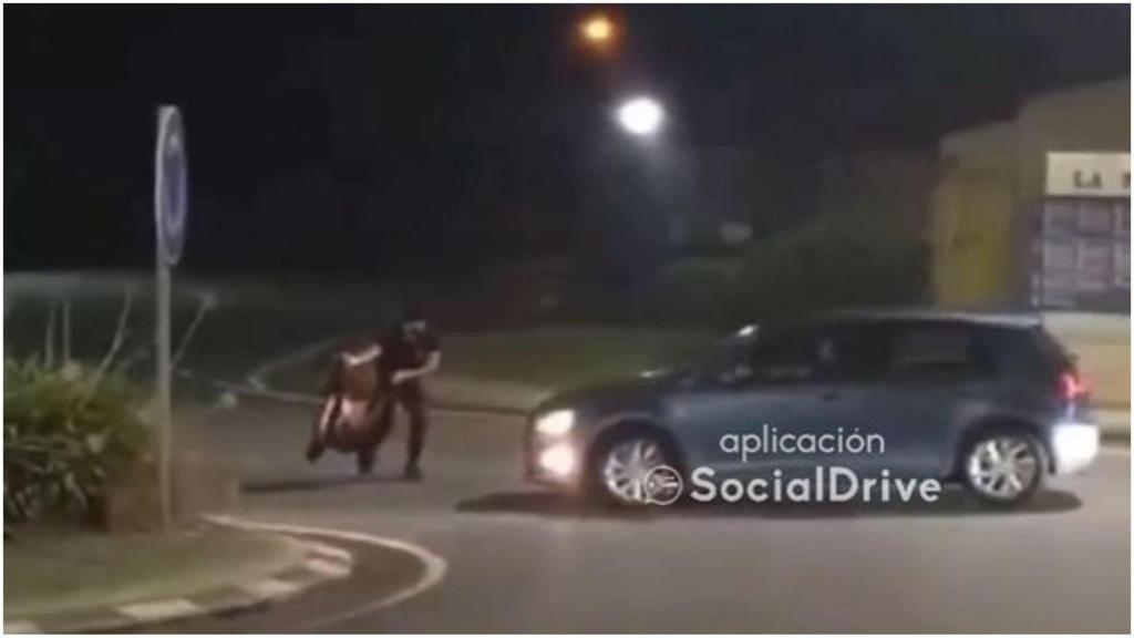 VÍDEO: Un torero de coches en Padrón (A Coruña) pone en peligro a los conductores