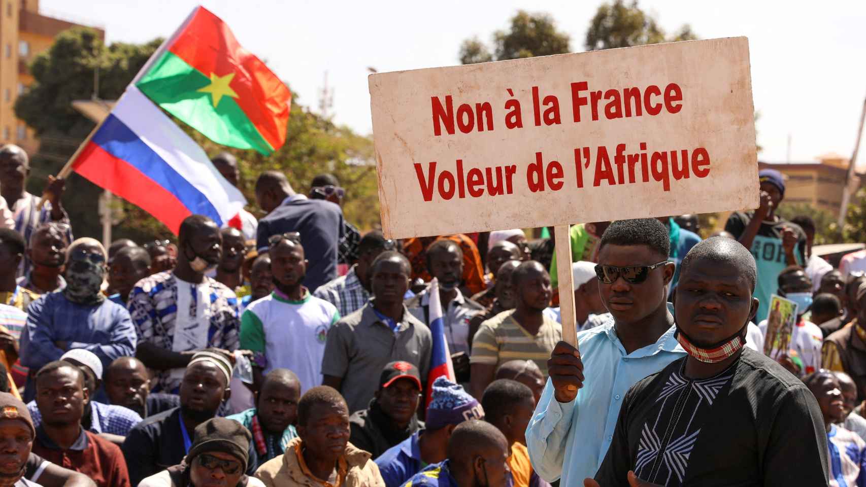 Manifestantes protestando contra Francia en Ougadugú y ondeando la bandera rusa..