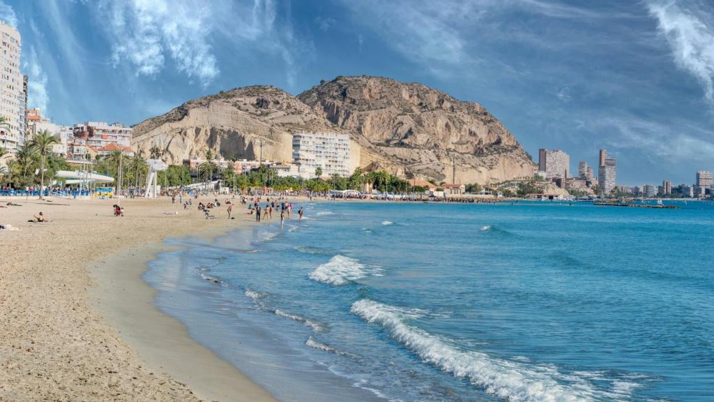 La playa de El Postiguet (Alicante), en una imagen de archivo.