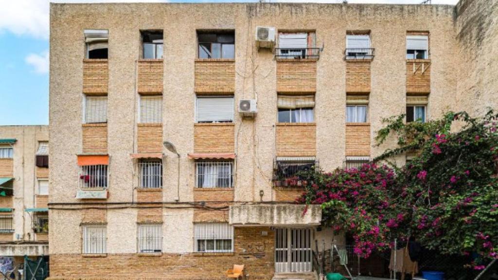 Uno de los bloques de viviendas que se encuentra en el barrio de Juan XXIII en Alicante.