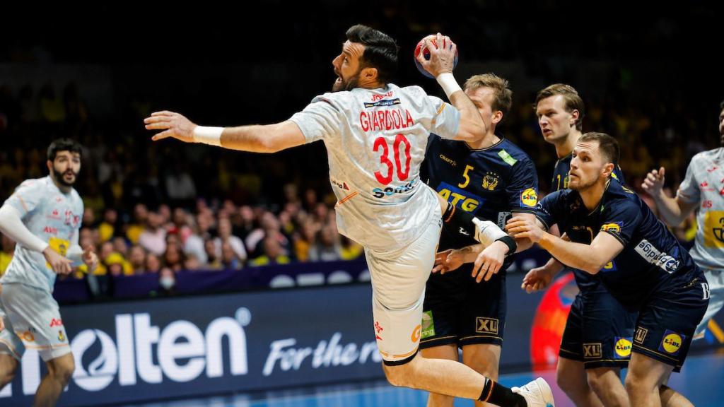 Guardiola marca un gol contra Suecia en el balonmano