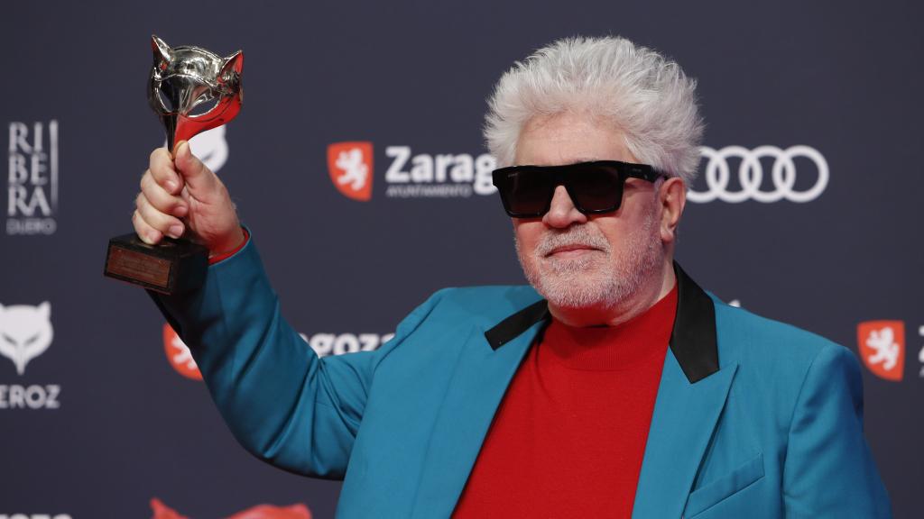 Pedro Almodóvar con su Feroz de Honor.