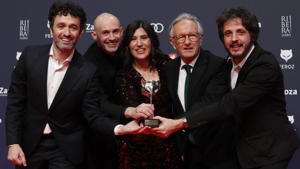 Rodrigo Sorogoyen (i) y los productores de 'As bestas', celebrando el Feroz a Mejor película dramática. Foto: Javier Belver (Efe)