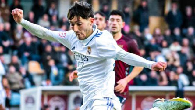 Una jugada del partido del Castilla contra el Pontevedra