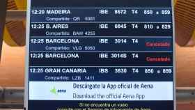 Un panel informativo muestra dos vuelos cancelados, en la zona de salidasTerminal 4 del Aeropuerto Madrid-Barajas Adolfo Suárez.