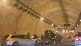 VÍDEO: Accidente por un vehículo en sentido contrario en el túnel do Sartego de Fene (A Coruña)