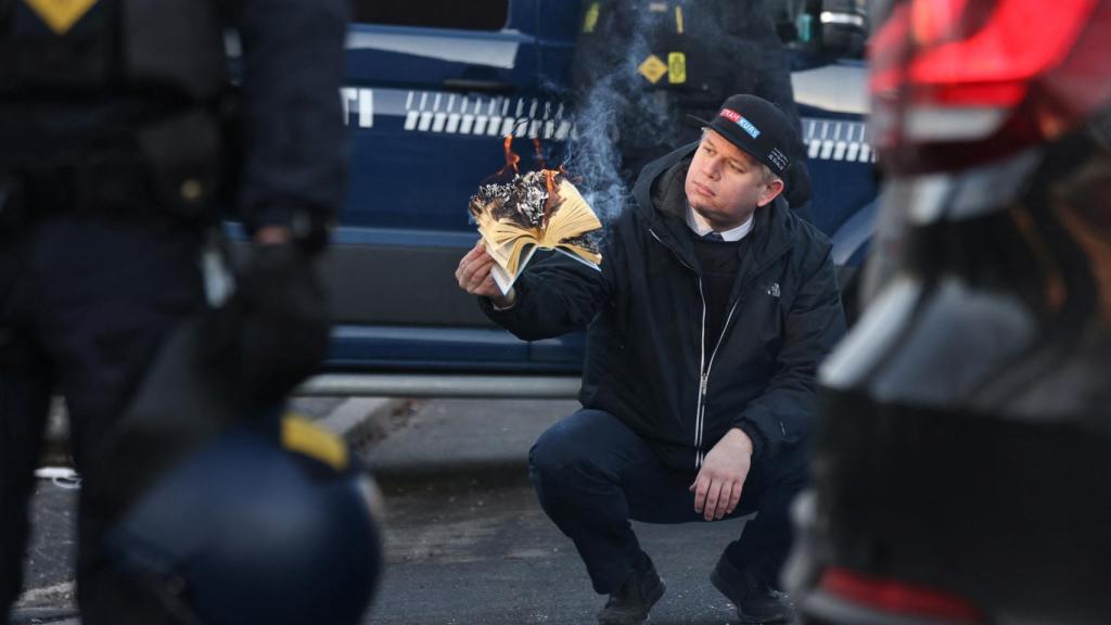 El sueco Rasmus Paludan quemó un ejemplar del Corán el 21 de enero.