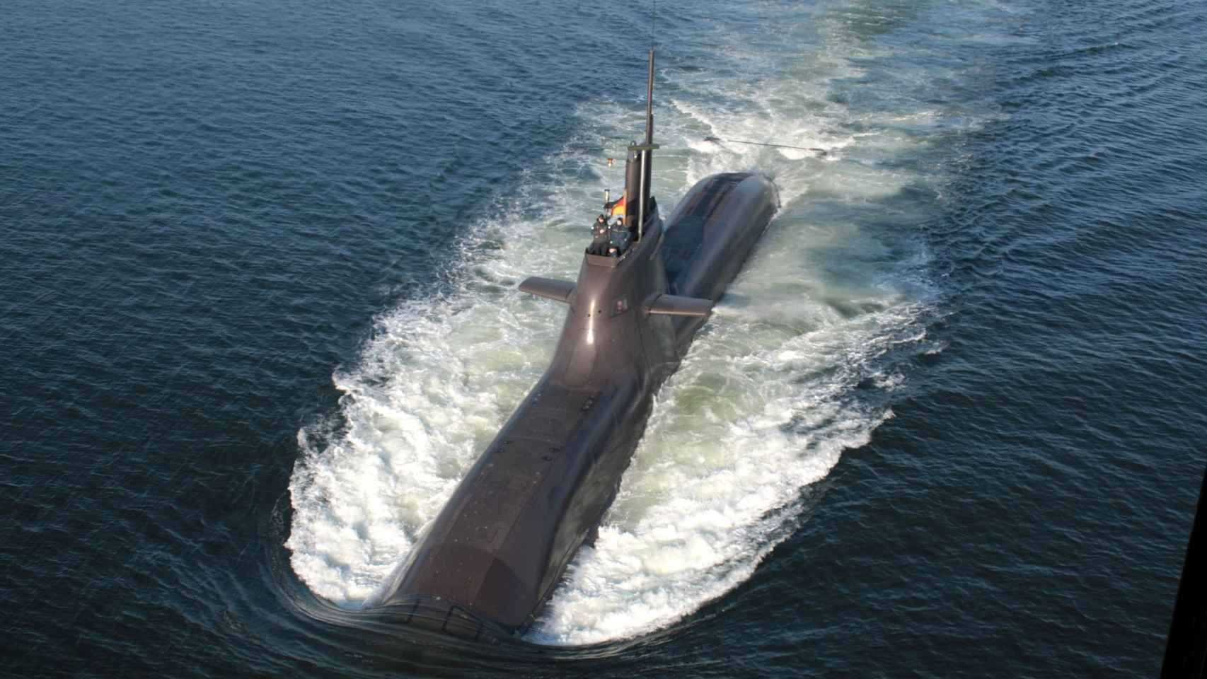Submarino Clase 212 navegando en la superficie