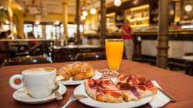 Desayuno completo en una cafetería de Salamanca