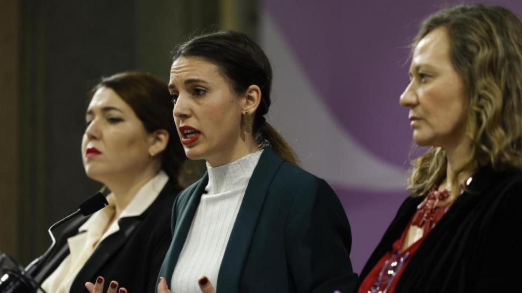 La ministra de Igualdad, Irene Montero (c), la secretaria de Estado Ángela Rodríguez Pam (i) y la delegada del Gobierno contra la Violencia de Género, Victoria Rosell (d)