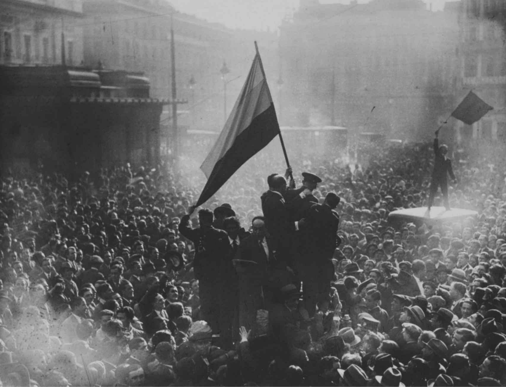 La histórica fotografía de Alfonso Sánchez Portela que muestra la proclamación de la República en Madrid.