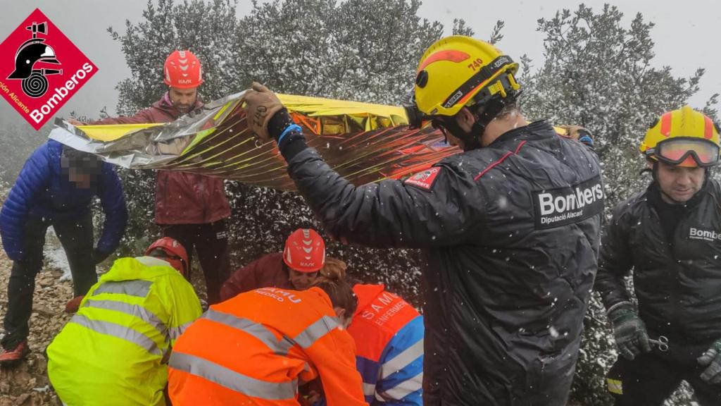 La accidentada siendo asistida por bomberos y sanitarios, durante el rescate.