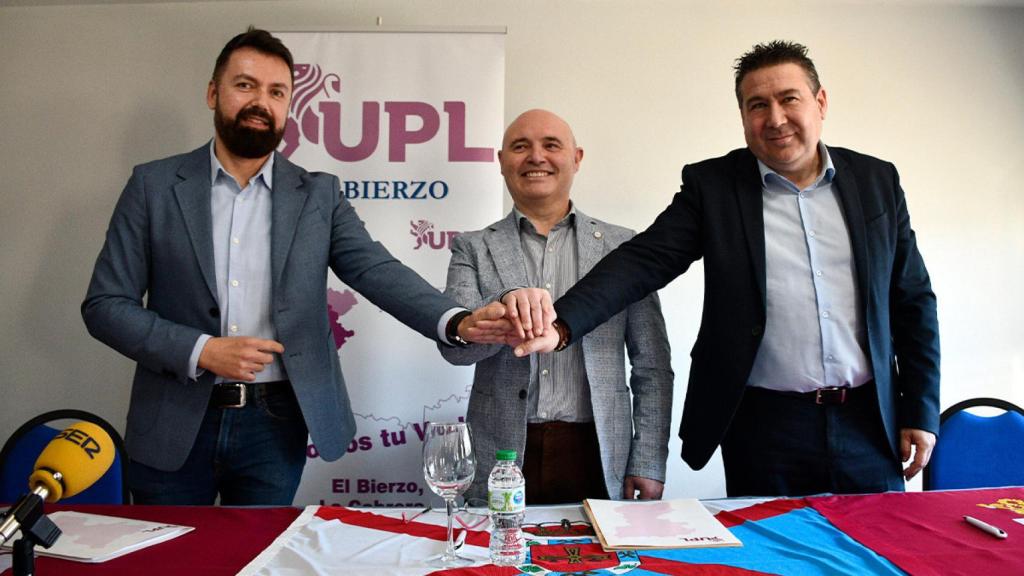 El secretario general de UPL, Luis Mariano Santos, junto al secretario comarcal de El Bierzo y procurador en las Cortes de Castilla y León, José Ramón García, y el candidato a la Alcaldía de Ponferrada, Manuel Ferreiro