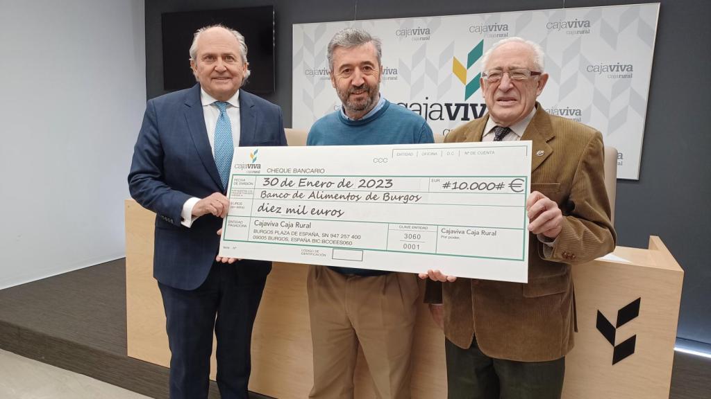 Entrega del cheque de 10.000 euros para el Banco de Alimentos