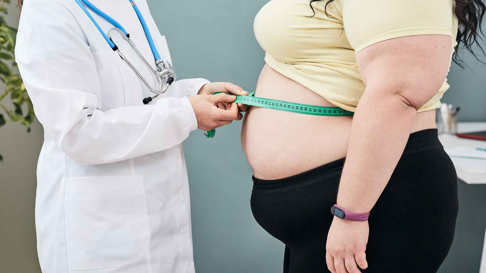 Una mujer con obesidad en el médico.