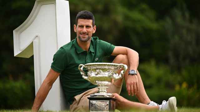 Novak Djokovic posa con el título del Abierto de Australia 2023