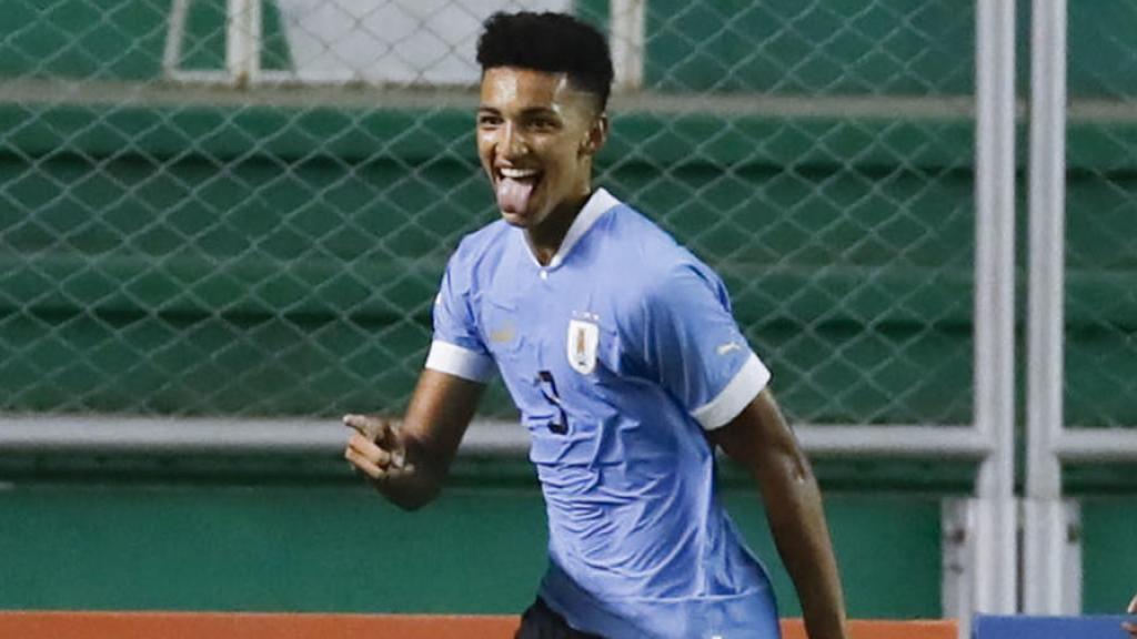 Álvaro Rodríguez, celebrando un gol con la selección de Uruguay en el Campeonato Sudamericano sub20