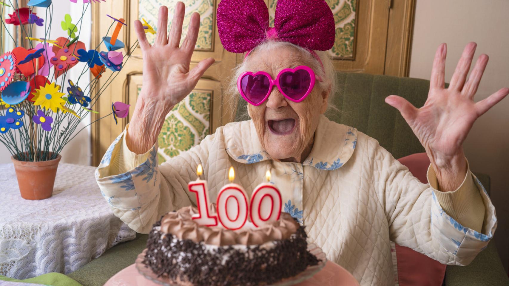 Imagen de archivo de una mujer centenaria el día de su cumpleaños.