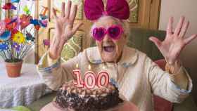 Imagen de archivo de una mujer centenaria el día de su cumpleaños.