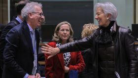 El director gerente del MEDE, Pierre Gramegna; la vicepresidenta primera del Gobierno y ministra de Asuntos Económicos, Nadia Calviño, y la presidenta del BCE, Christine Lagarde.