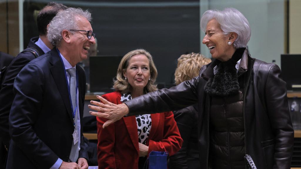 El director gerente del MEDE, Pierre Gramegna, la vicepresidenta del Gobierno y ministra de Economía, Nadia Calviño, y la presidenta del BCE, Christine Lagarde.