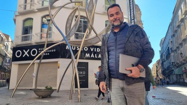 El CEO de Kaiju, Javier Ramos, frente a OXO Museo del Videojuego.