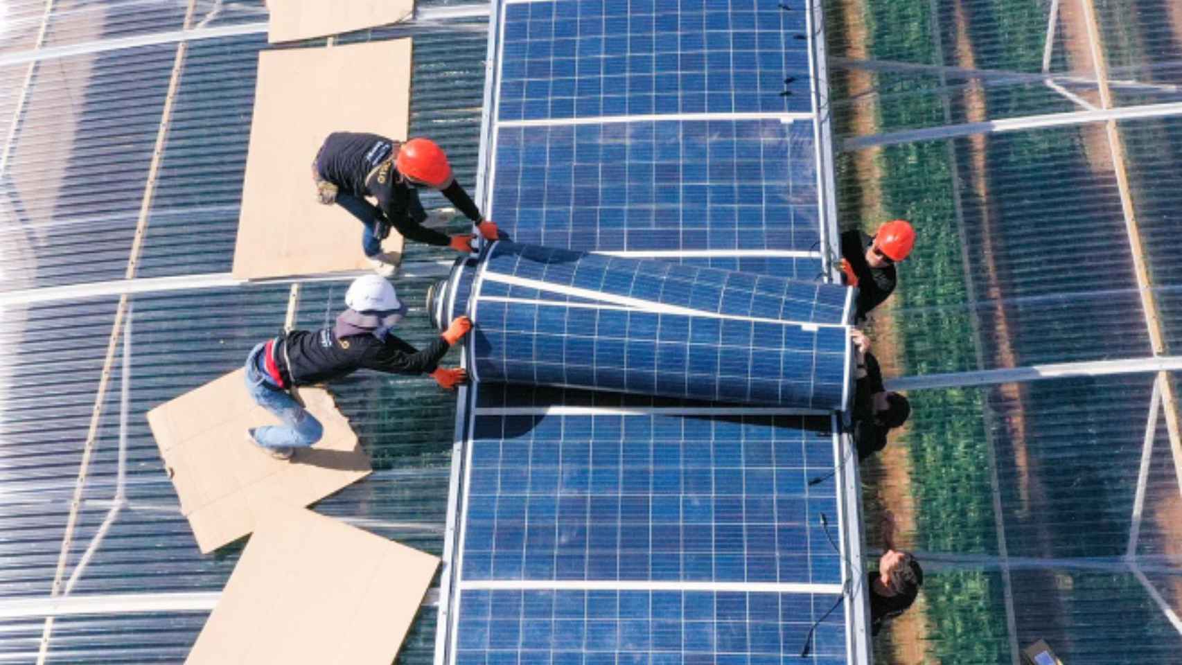 Unas personas instalando los paneles solares flexibles.