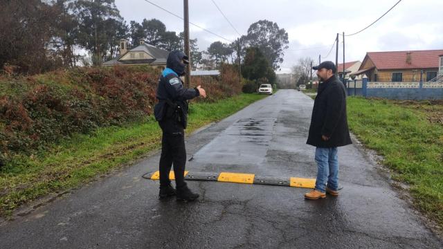 Germán Costoya, acompañado por el jefe de la Policía Local, comprobó la instalación