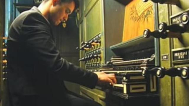 Carlos Fernández Bollo tocando el órgano en San Martín, Groningen