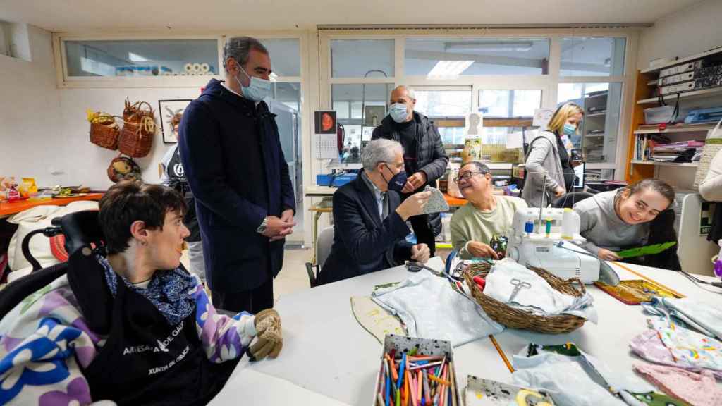 Francisco Conde durante su visita a los talleres de Apamp.