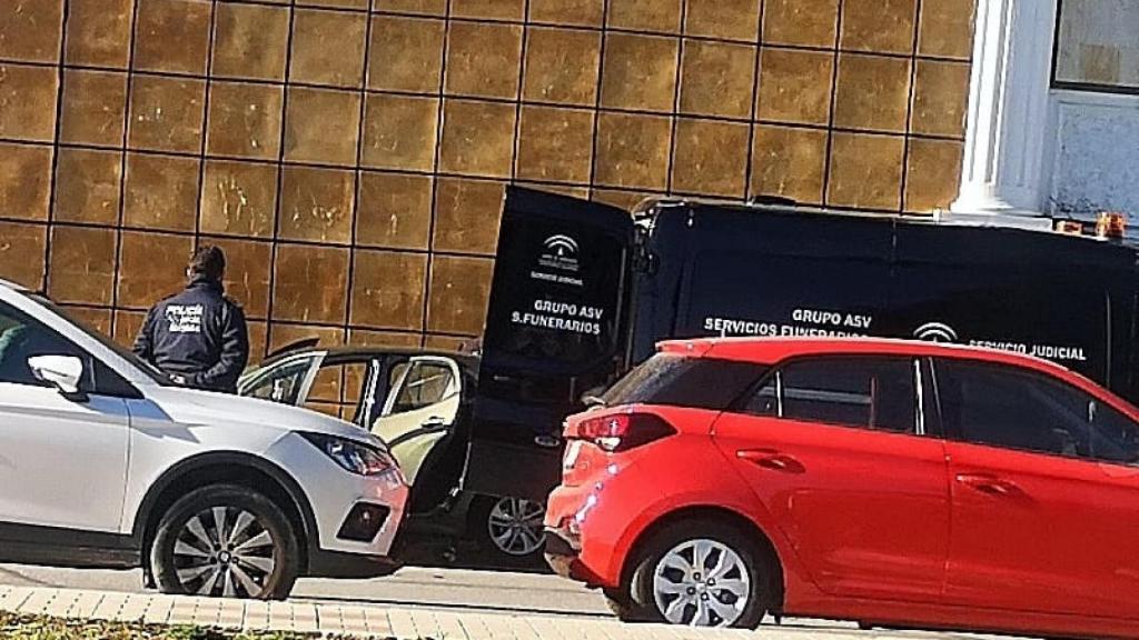 Los servicios funerarios trabajando en el lugar del hallazgo.