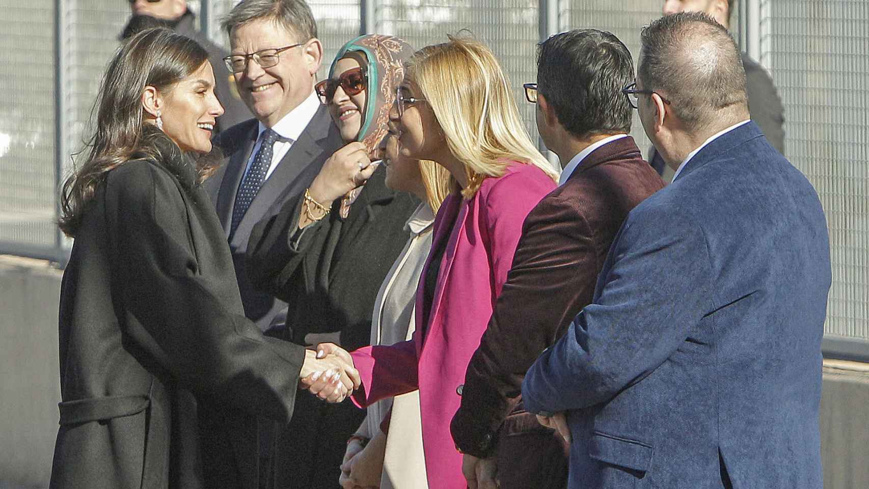La reina saluda a la alcaldesa de Petrer, Irene Navarro, ante el presidente Ximo Puig .
